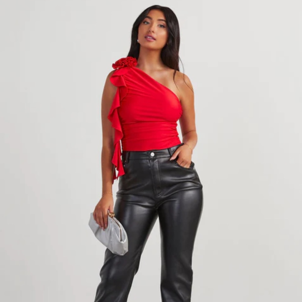 Lane 201 red rose one-shoulder top! New, small